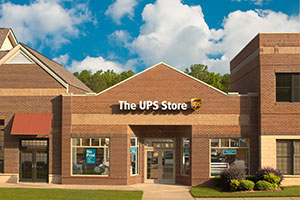 Vidriera de una tienda The UPS Store durante el día